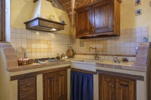 Kühlschrank, Ofen, Herdplatte, Wasserkocher mit Kaffee-/Teezubehör