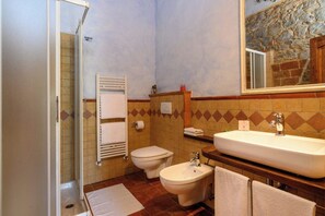 Douche, sèche-cheveux, serviettes fournies