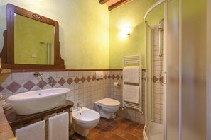 Douche, sèche-cheveux, serviettes fournies