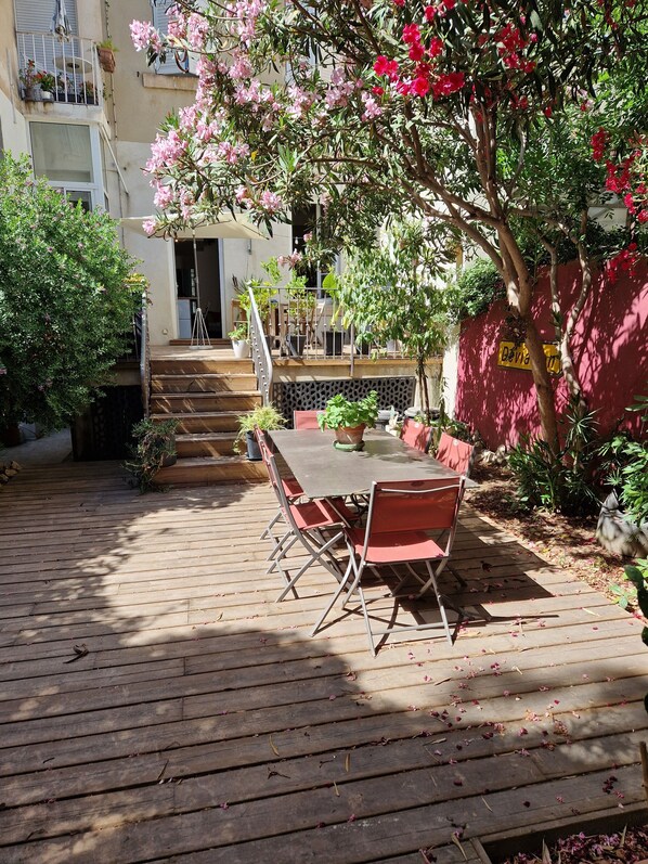 تناول الطعام بالخارج