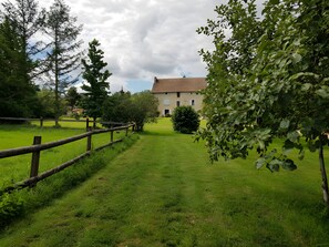 Property grounds - Guest Room "Chambre Chocolat" with Shared Pool, Shared Terrace and Wi-Fi (Beaumont sur Grosne)