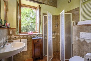 Douche, sèche-cheveux, serviettes fournies