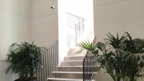 A staircase with a white wall and a metal railing, leading to an upper floor. - Salvatore Spinuzza House in Palazzo Botta 3 minutes from the cathedral (Cefalù)