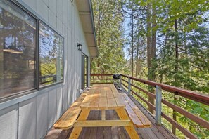 Outdoor dining - Cabin in the Trees - Twain Harte Mountain Escape (Twain Harte)