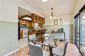 Dining - Cabin in the Trees - Twain Harte Mountain Escape (Twain Harte)