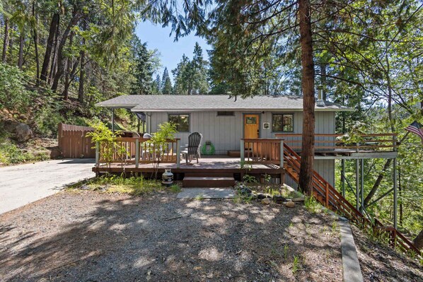 Terrace/patio - Cabin in the Trees - Twain Harte Mountain Escape (Twain Harte)