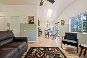 Una televisión, libros