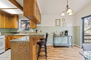Fridge, microwave, oven, stovetop - Cabin in the Trees - Twain Harte Mountain Escape (Twain Harte)