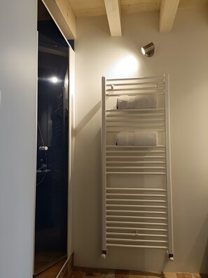 Interior - 'Fuchia' Guest Room with Shared Pool, Terrace, and Wi-Fi (Beaumont sur Grosne)