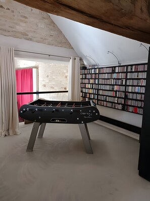 Game room - Guest Room 'Tilleul' with Shared Pool, Shared Terrace and Wi-Fi (Beaumont sur Grosne)