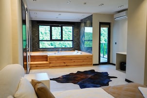 Minibar, caja de seguridad en la habitación y cortinas blackout