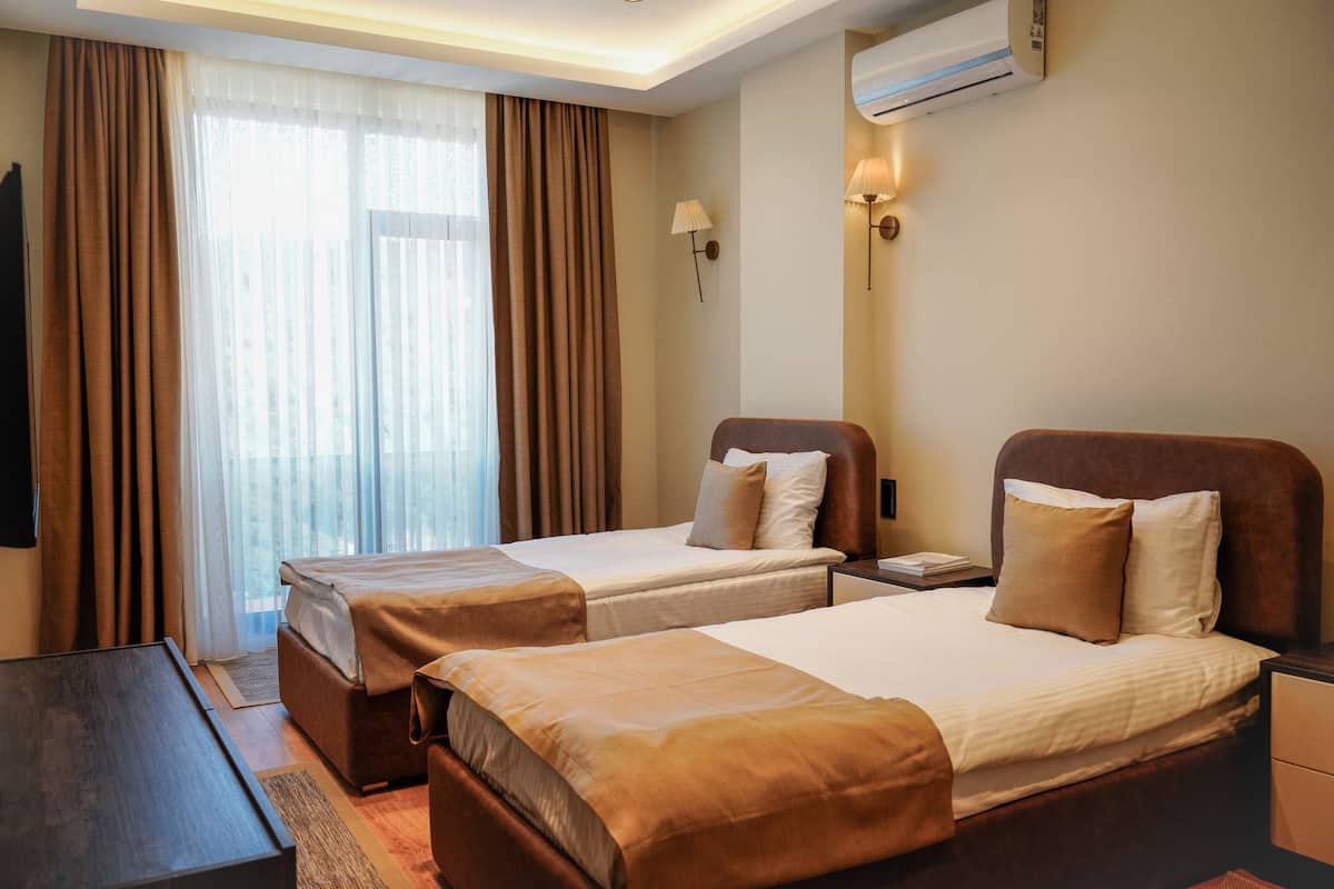 Phòng 2 giường đơn tiện nghi đơn giản, quang cảnh vườn | Minibar, két bảo mật tại phòng, màn/rèm cản sáng, phòng cách âm