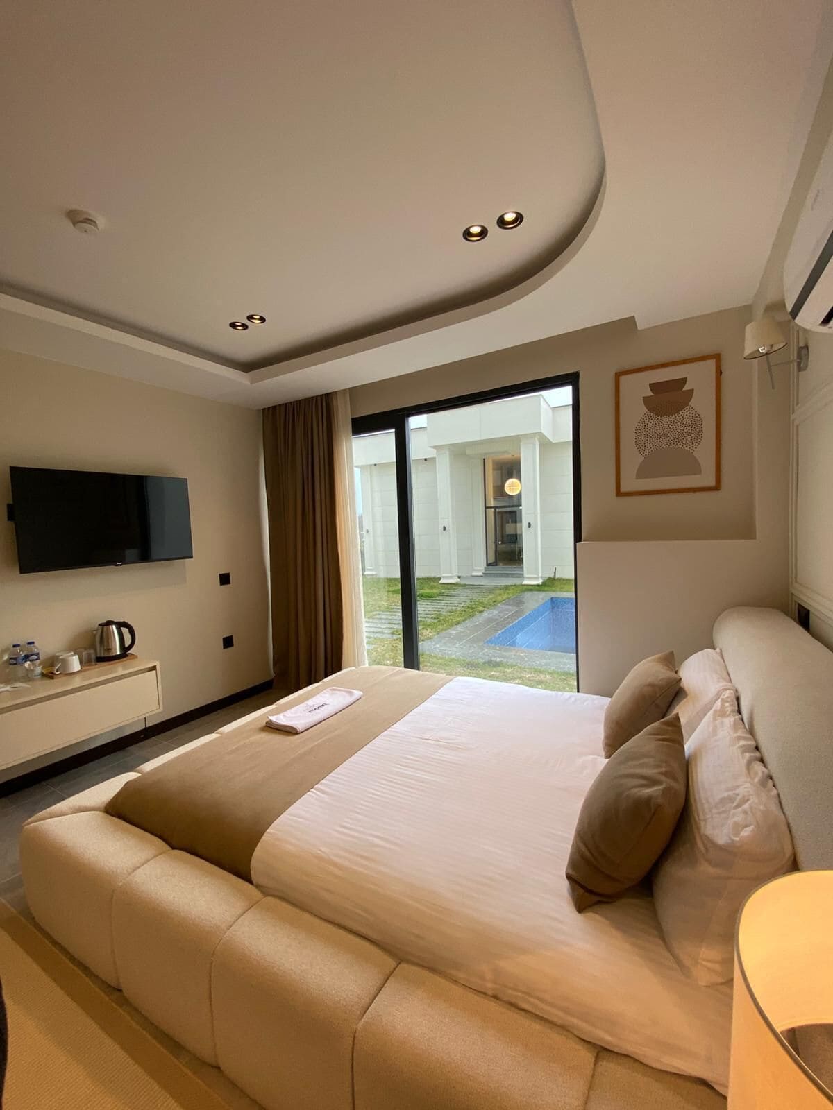 Standard dubbelrum - utsikt mot trädgården | Minibar, värdeförvaringsskåp på rummet och mörkläggningsgardiner