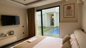 Standard dubbelrum - utsikt mot trÀdgÄrden | Minibar, vÀrdeförvaringsskÄp pÄ rummet och mörklÀggningsgardiner