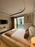 Minibar, caja de seguridad en la habitación y cortinas blackout 