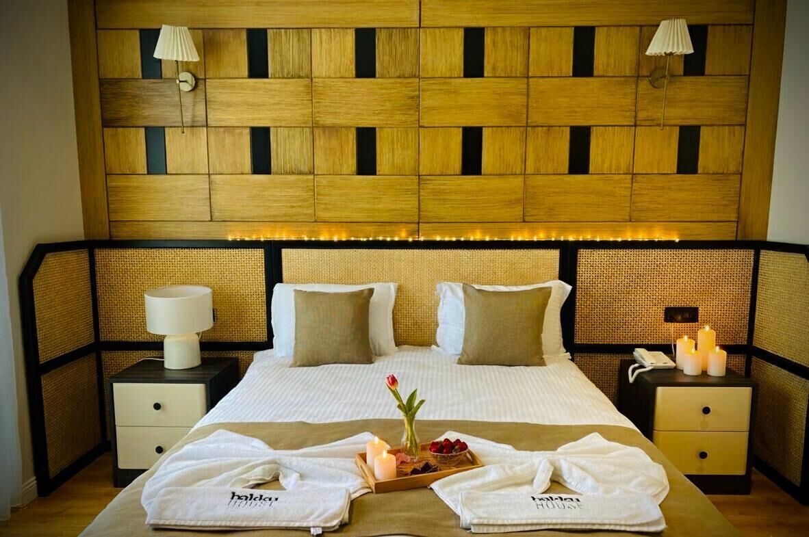 Trippelrum - utsikt mot trädgården | Minibar, värdeförvaringsskåp på rummet och mörkläggningsgardiner