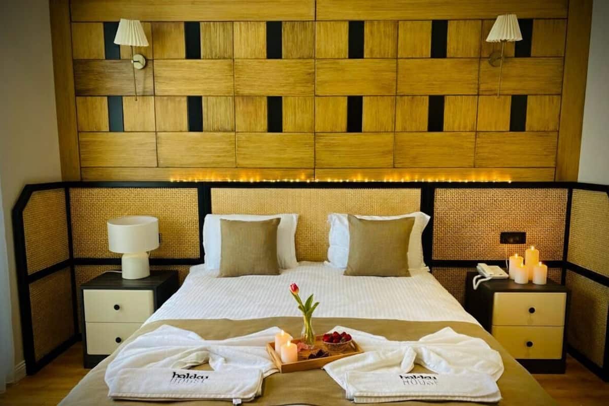 Trippelrum - utsikt mot trädgården | Minibar, värdeförvaringsskåp på rummet och mörkläggningsgardiner