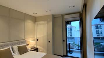 Standard Double Room, Garden View | Minibar, in-room safe, blackout drapes, soundproofing