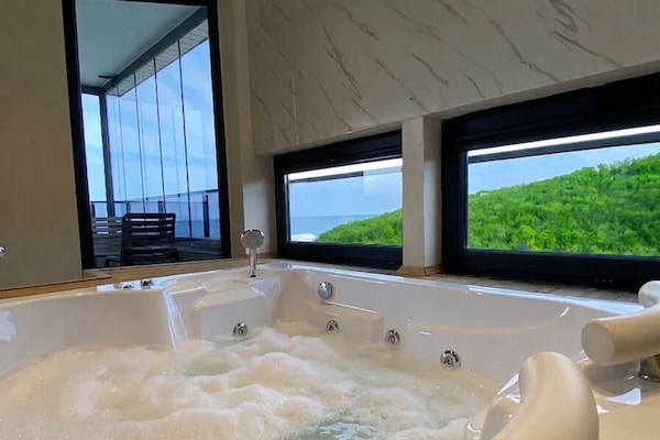 Superior Suite, Sea View | Jetted tub
