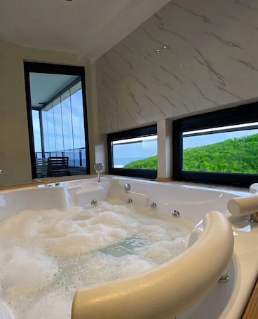 Superior Suite, Sea View | Jetted tub. Bakku House