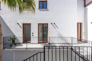 A white building with a balcony, a door, and a window. - Giuseppina Botta House in Palazzo Botta, 3 minutes from the cathedral (Cefalù)