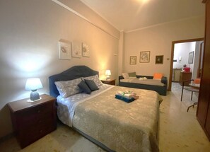 1 slaapkamer, een strijkplank/strijkijzer, wifi, beddengoed