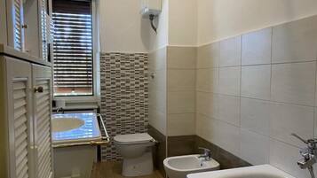 Haartrockner, Bidet, HandtĂŒcher, Seife