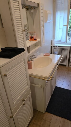 Hårtork, bidé, handdukar och tvål