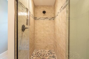 Haartrockner, Handtücher, Seife, Toilettenpapier