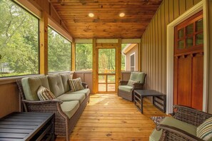 Interior - Peaceful & Scenic 3 Bedroom/2 Bath Farmhouse (Candler)