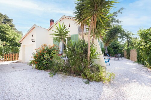 House between sea and greenery