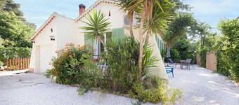 House between sea and greenery