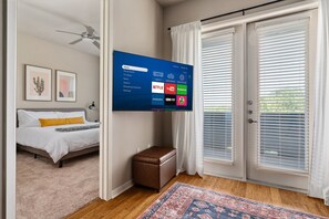 Appartement supérieur, 1 très grand lit, cuisine | Téléviseur