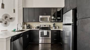 Apartemen Standar, 1 Tempat Tidur King, dapur | Dapur pribadi | Lemari es besar, microwave, oven, dan kompor