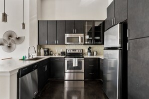 Standard Apartment, 1 King Bed, Kitchen | Private kitchen