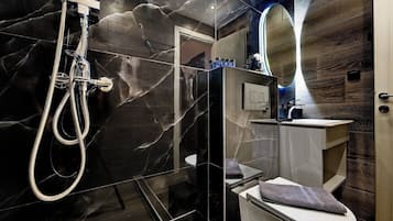 Haartrockner, Handtücher, Seife, Toilettenpapier
