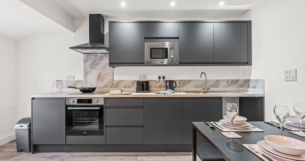 Een koelkast, een microgolfoven, een oven, een kookplaat