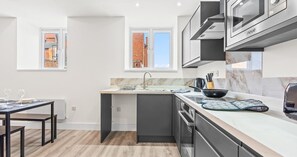 Een koelkast, een microgolfoven, een oven, een kookplaat