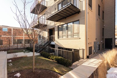Modern Boutique Condo - "Au coeur de Detroit"