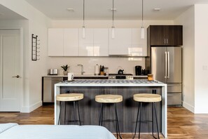 Microwave, oven, stovetop, dishwasher - Modern Boutique Condo - "Au coeur de Detroit" (Detroit)