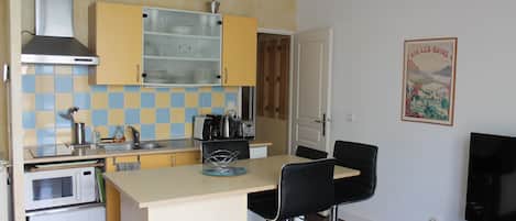 Réfrigérateur, micro-ondes, four, plaque de cuisson