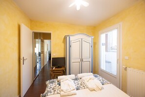 1 dormitori, planxa i posts de planxar, wifi i roba de llit 