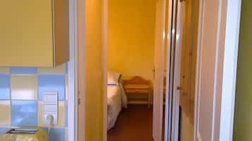 1 dormitorio, tabla de planchar con plancha, wifi y ropa de cama