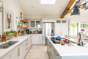 ثلاجة، ميكروويف، فرن، موقد طهي مسطح