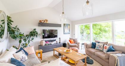 Gamekeeper's Lodge - sleeps 8 guests in 4 bedrooms