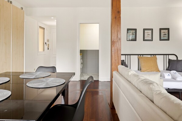 Tabla de planchar con plancha, wifi gratis, ropa de cama