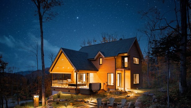 A cabin with a deck, outdoor seating, and a fire pit. - Berghaus 8 - 15mins away from Mont-Tremblant! (Lac-Supérieur)