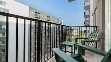 Apartment, 1 King Bed, Non Smoking, Kitchen | Balcony