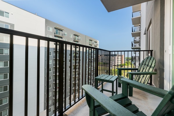 Apartment, 1 King Bed, Non Smoking, Kitchen | Balcony