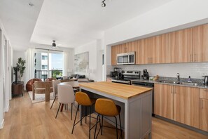 Apartment, 3 Bedrooms, Non Smoking, Kitchen | Private kitchen | Full-sized fridge, microwave, oven, stovetop - Lodgeur Energy Corridor (Houston)